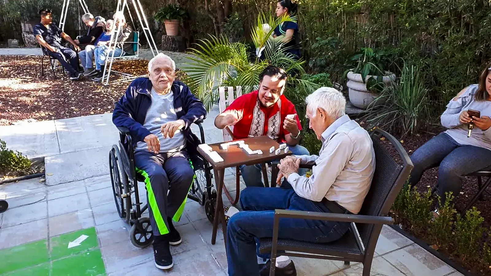 Adultos mayores realizando actividades y convivencia en Asilo Los Olivos Valle en San Pedro Garza García
