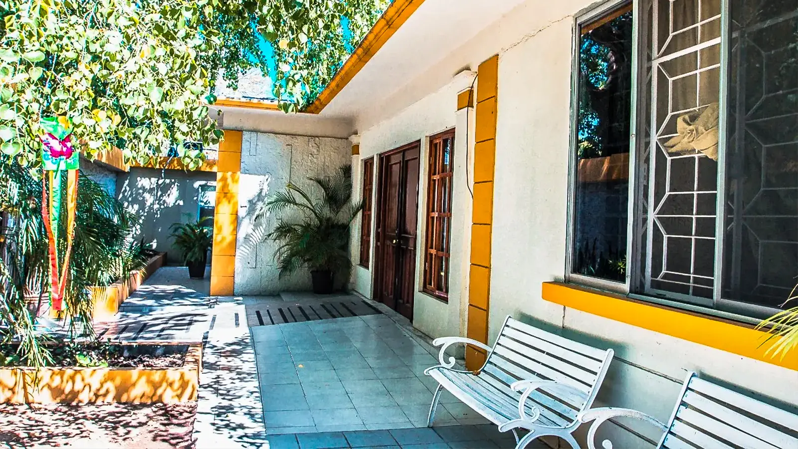 Patio y área exterior de Asilo Los Olivos Valle en San Pedro Garza García para adultos mayores