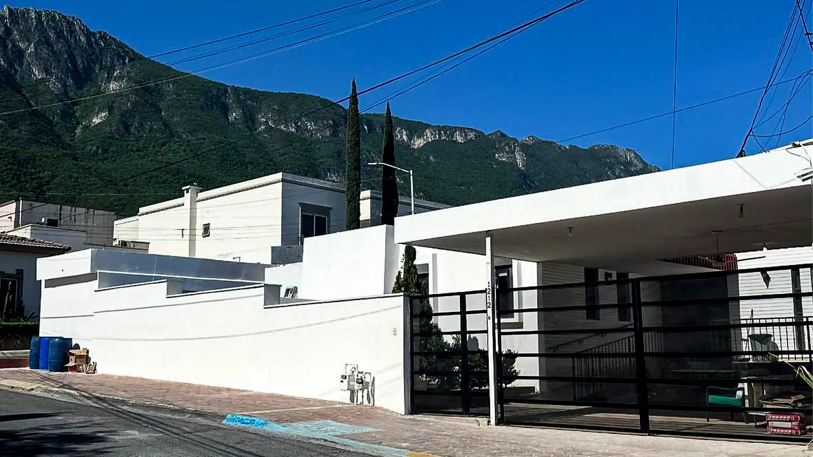 Fachada exterior de Asilo Los Olivos Valle en San Pedro Garza García, residencia para adultos mayores en Monterrey